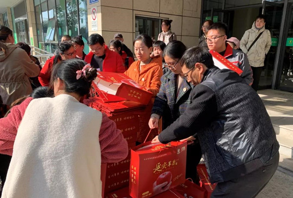 008PG国际物流助残活动现场