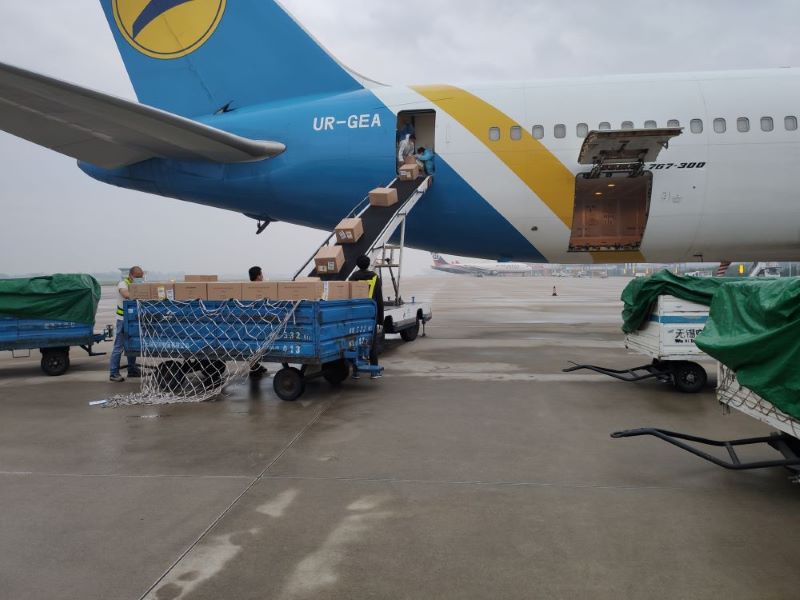 008PG国际物流在进行空运货物装机
